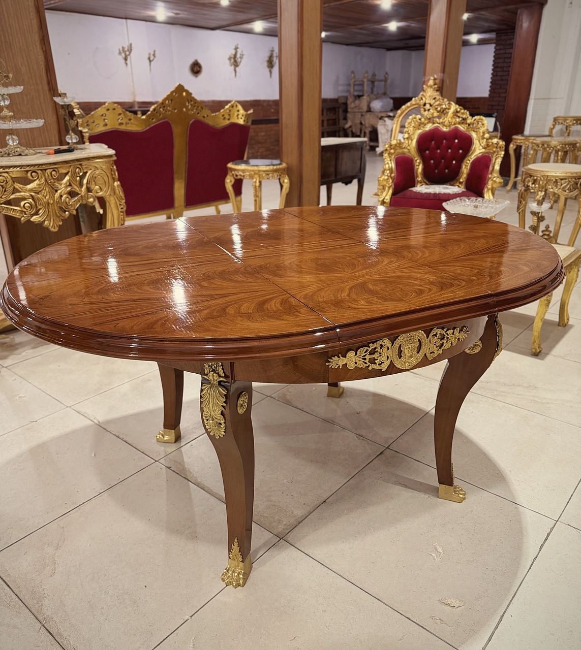 Mesa de Jantar Oval Folheada em Raiz com Bronzes — Unique Royal Styles