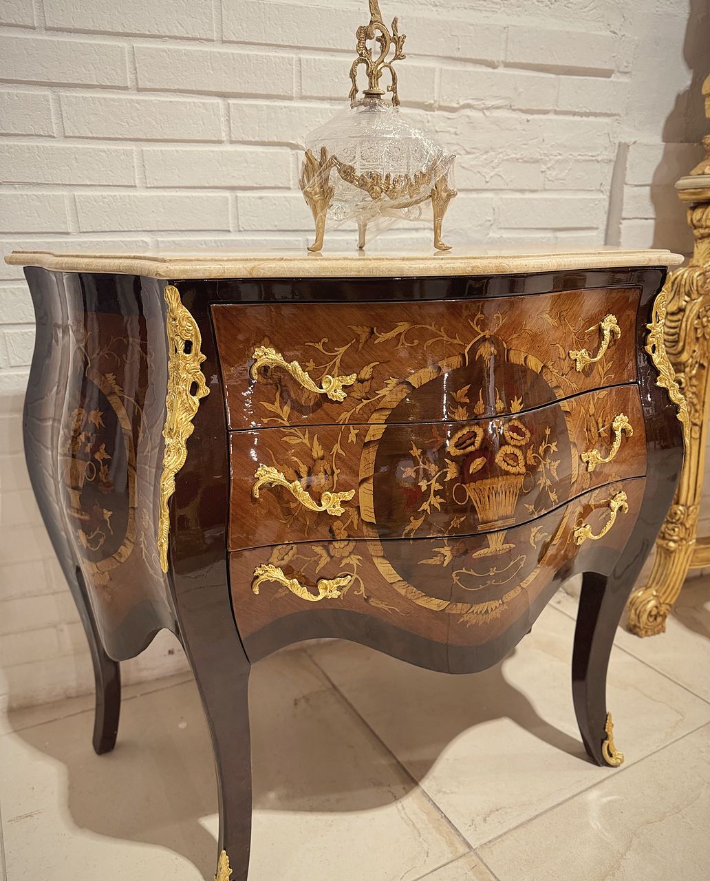 Cômoda Bombê Marchetada 3 Gavetas com Tampo em Mármore — Unique Royal Styles